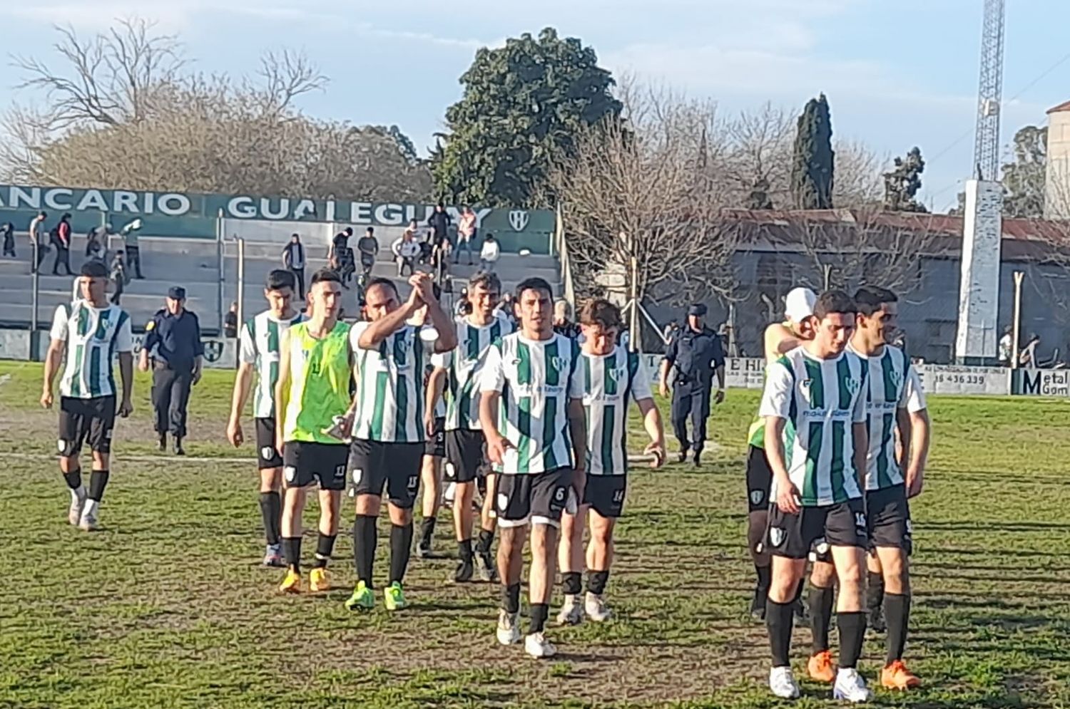 El equipo superior de Centro Bancario Gualeguay goleó a Libertad 4-1, clasificó para el Petit Torneo Final faltando dos fechas y el plantel se retiró de la cancha aplaudido por su parcialidad.