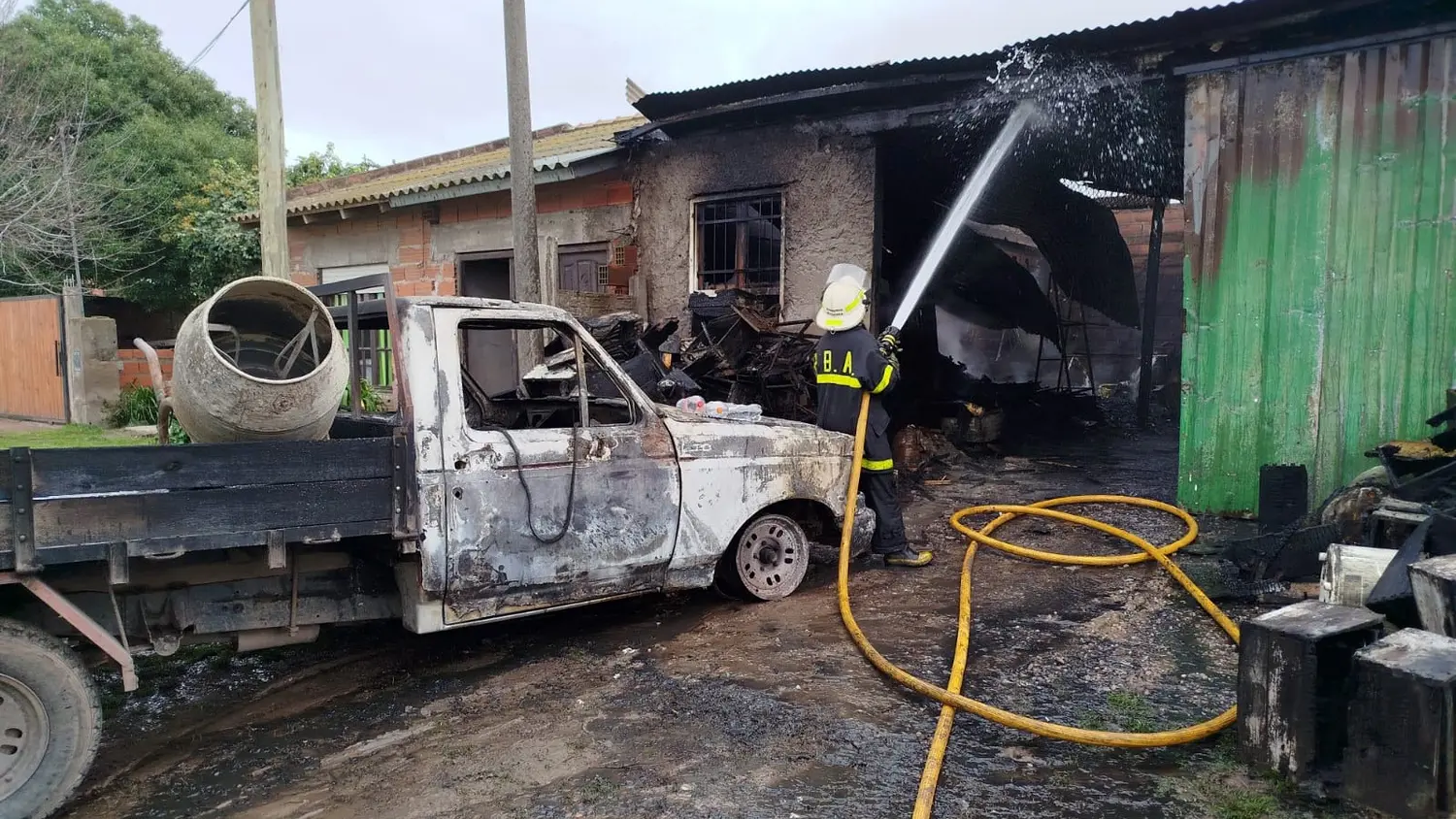 El fuego destruyó un galpón con máquinas y un vehículo