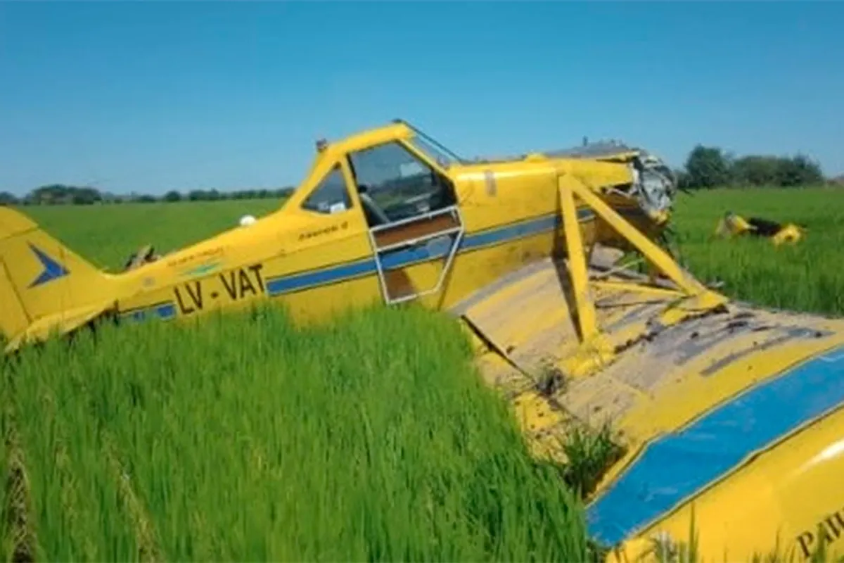 Avioneta golpeó el tendido eléctrico y cayó en una zona rural