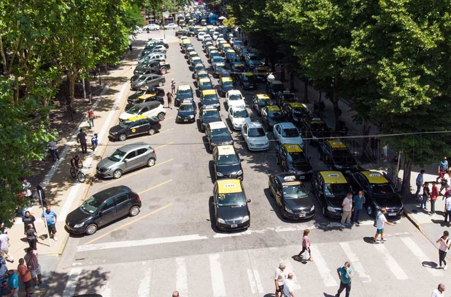 Taxistas en alerta por otra embestida de Uber: "Vemos un engaño que le hacen a la gente"