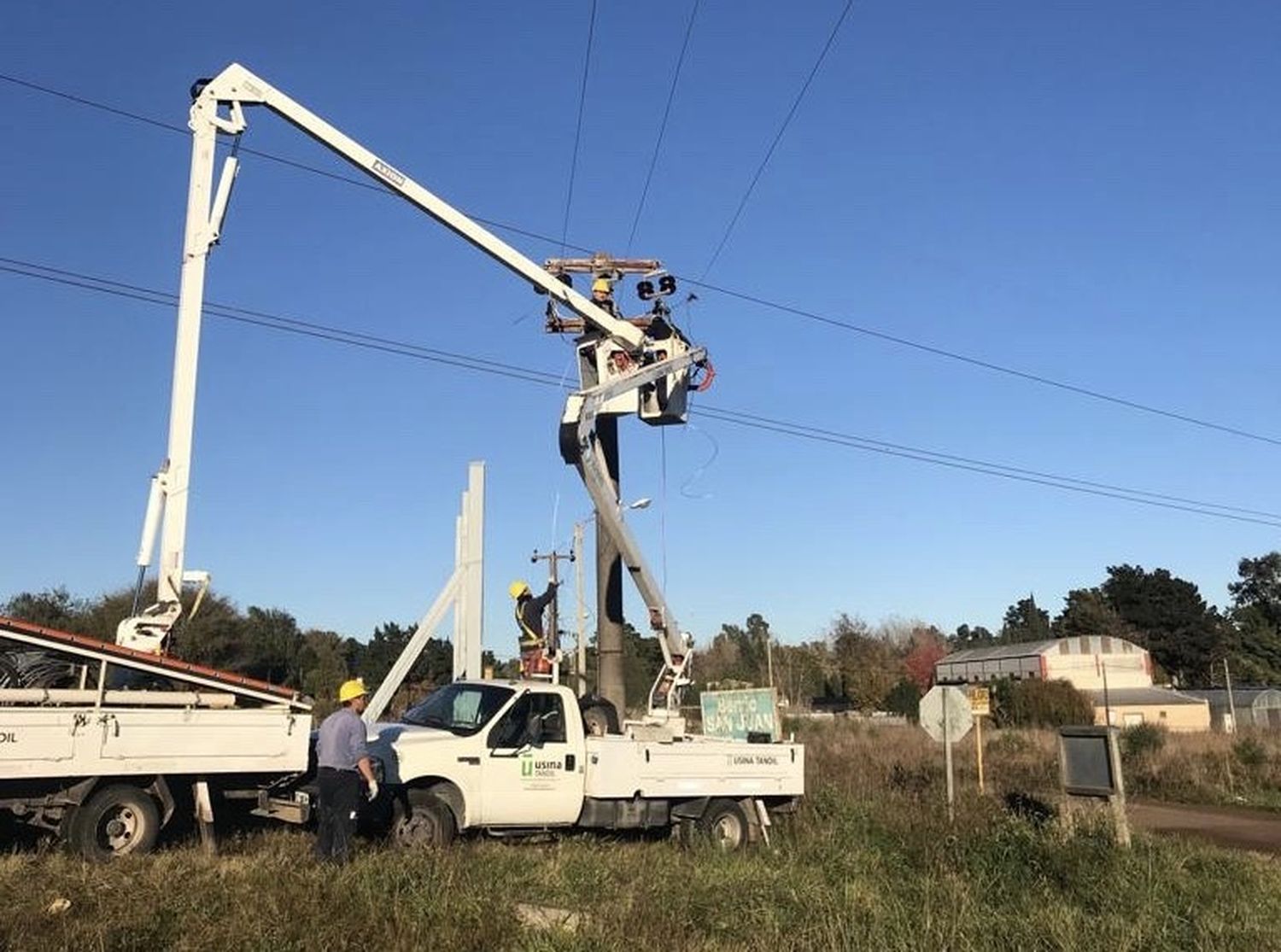 Un camión con tolva cortó un cable de media tensión y dejó sin servicio a varios barrios