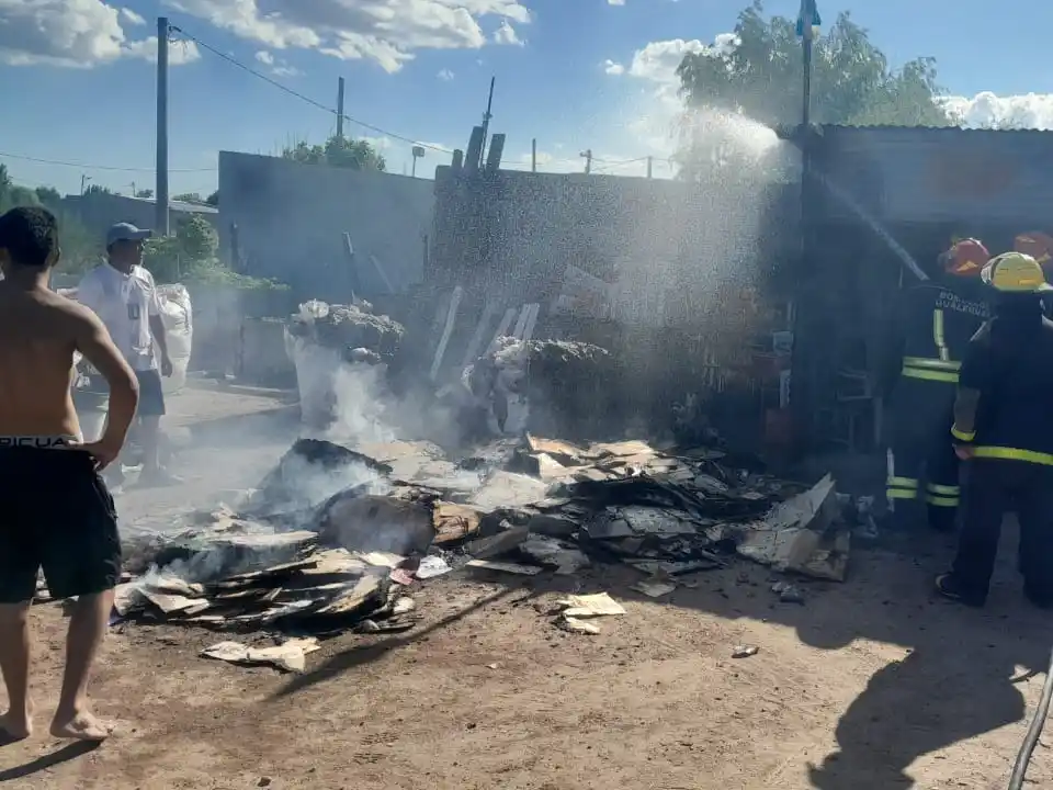 Personal de bomberos actuó rápidamente en el hecho.