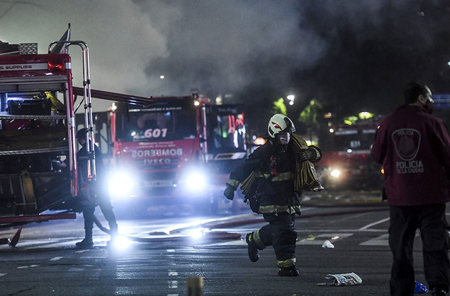 Comenzaron los peritajes en la perfumería de Villa Crespo en la que murieron dos bomberos