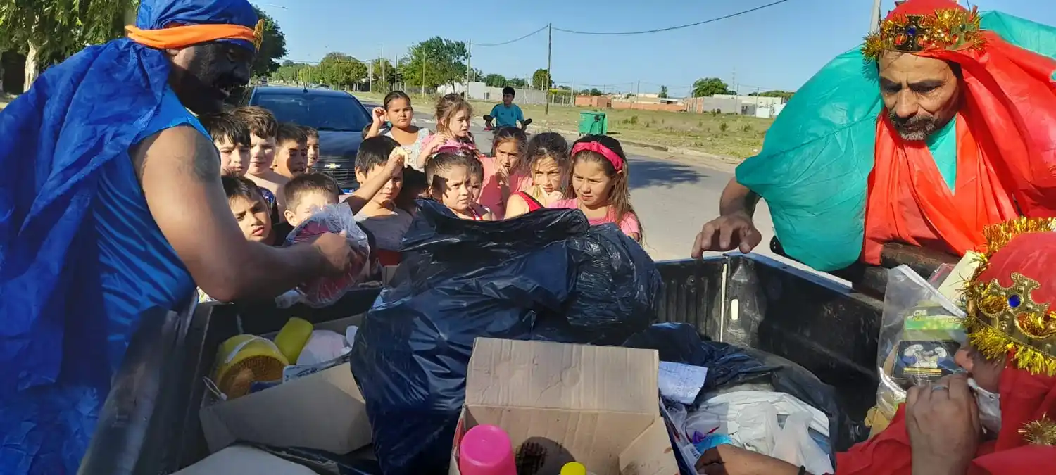 Entrega de juguetes por “Reyes Magos”