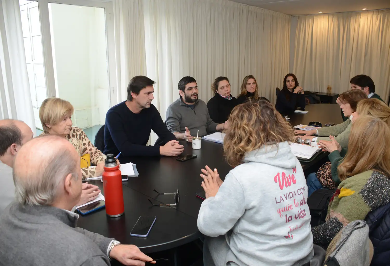 El funcionario bonaerense y los afiliados mantuvieron un extenso intercambio.