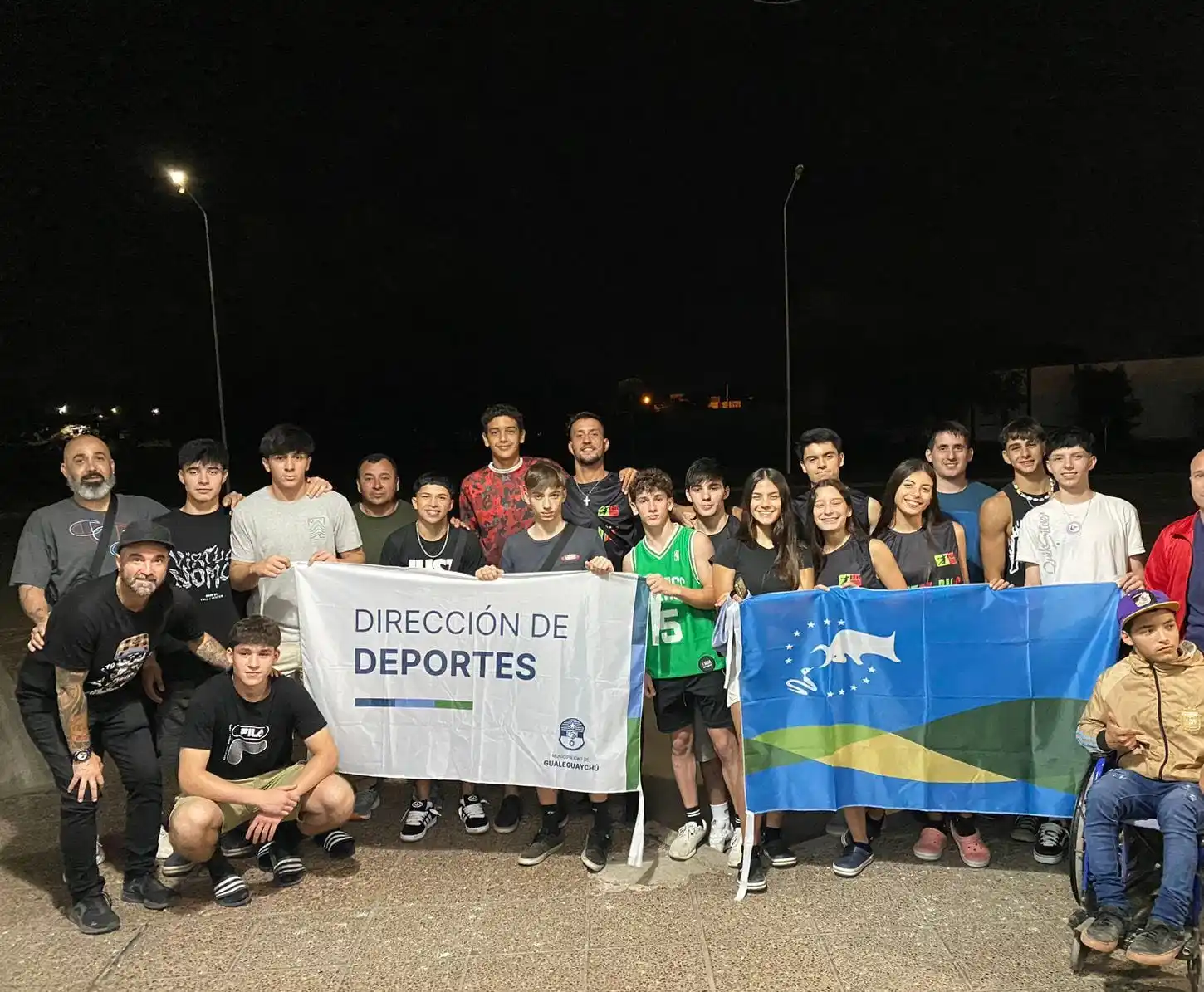 Parte de la delegación de Gualeguaychú previo al viaje a Mar del Plata en la noche de domingo.