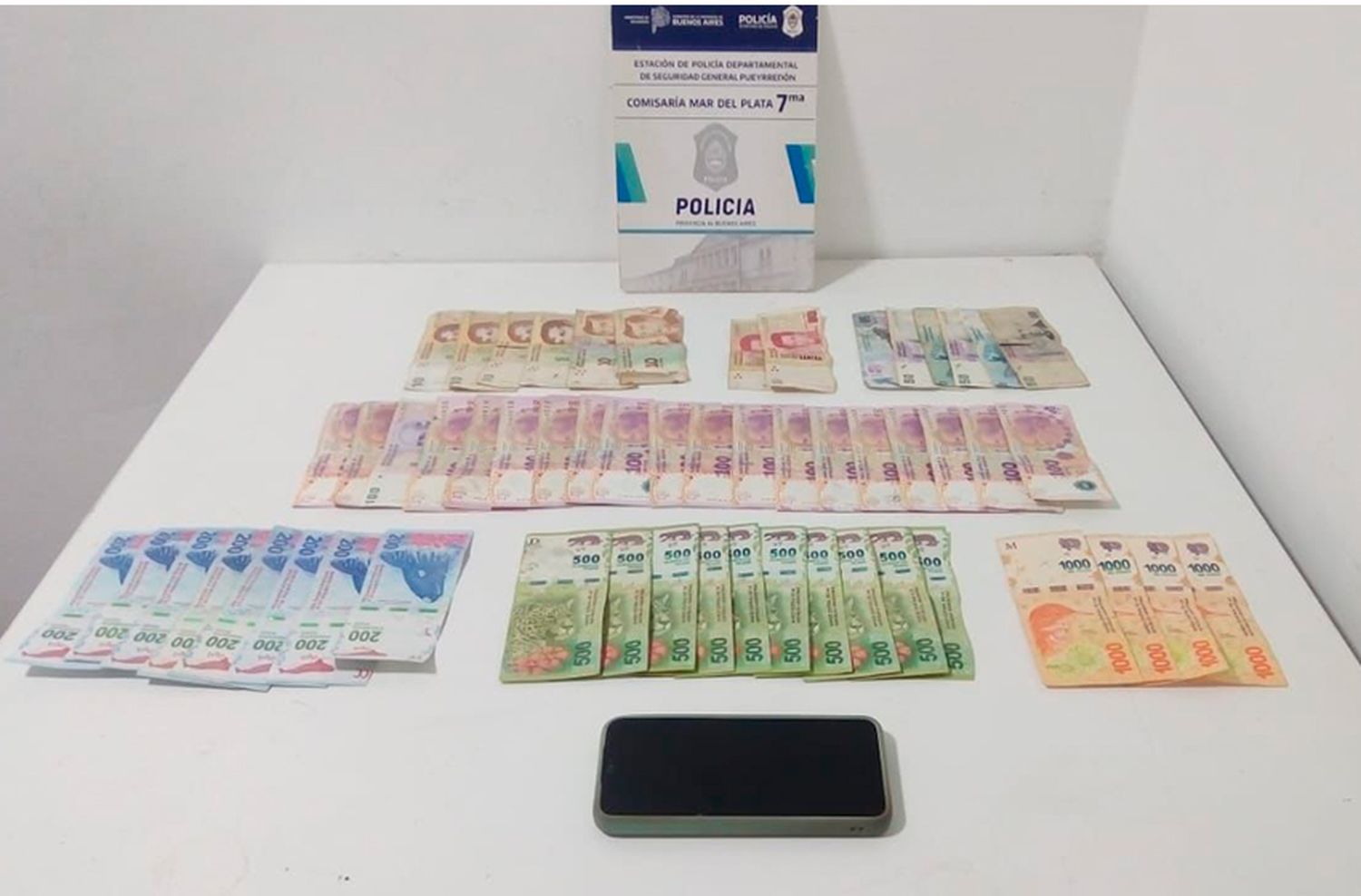 Alerta motochorros: le arrebatan dinero y un celular a una mujer