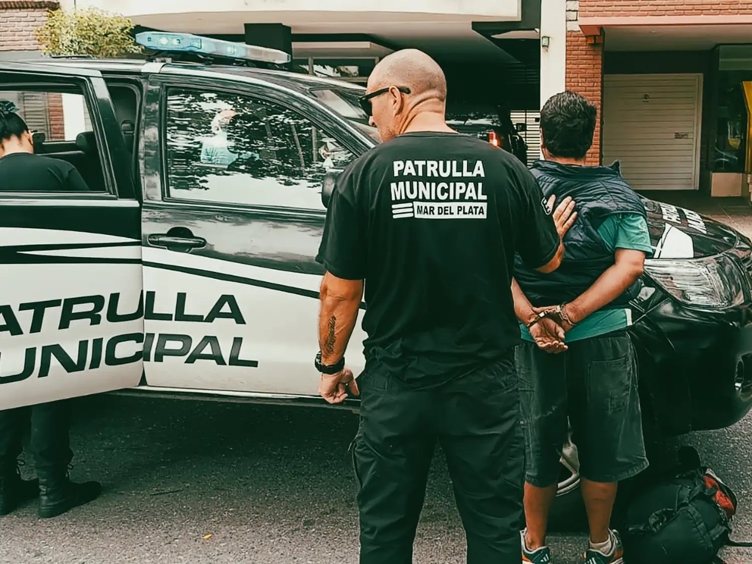 Al llegar, los agentes confirmaron la presencia del hombre y le pidieron que se levantara para poder identificarlo junto a la Policía.