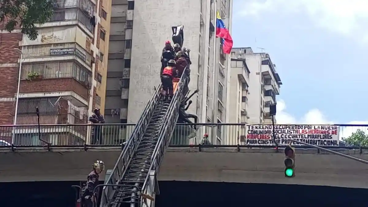 Mujer intentó lanzarse al vacío desde Puente Llaguno (FOTOS)