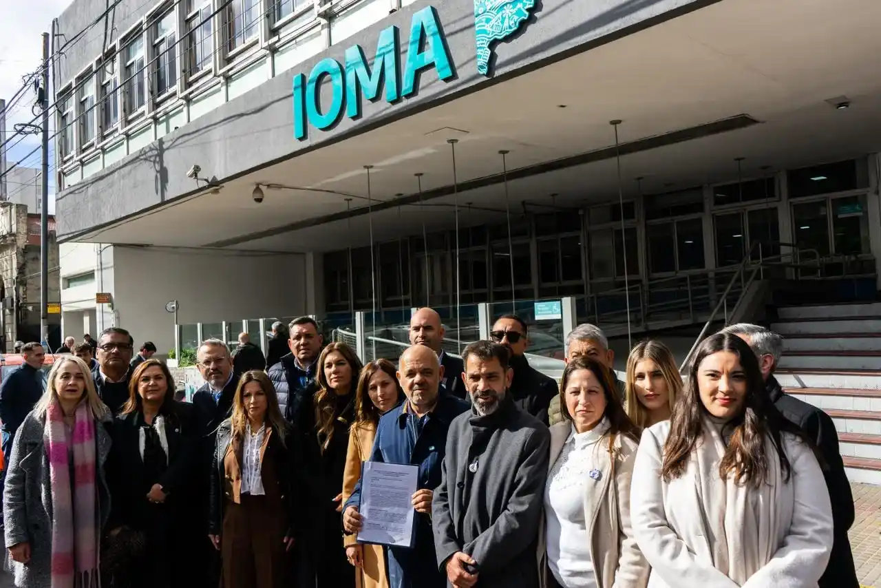 Por la crisis en IOMA: legisladores bonaerenses de LLA presentaron en la sede un pedido de acceso a la información pública
