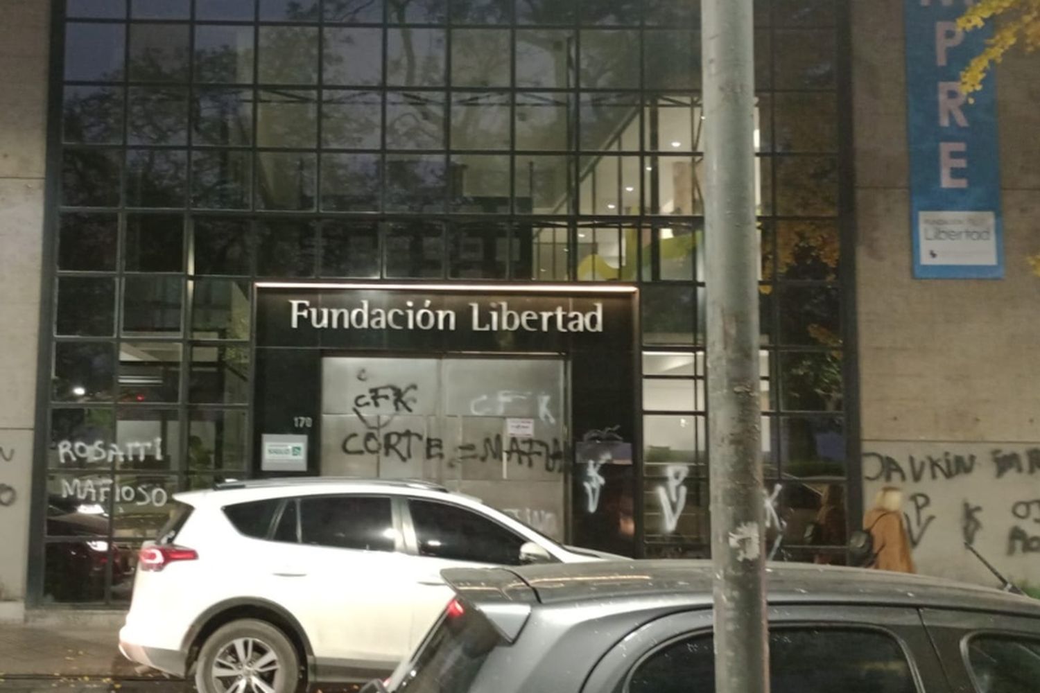La sede de la Fundación Libertad amaneció con pintadas contra Pullaro, Javkin y el juez Rosatti
