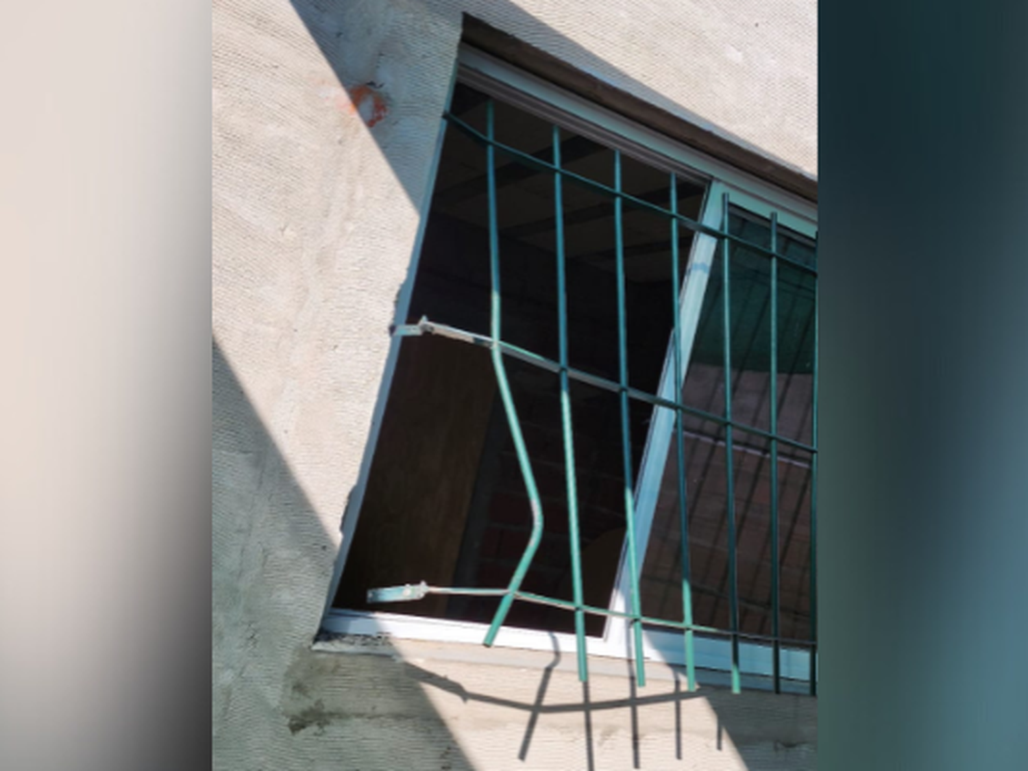 Así quedó una de las ventanas del domicilio.
