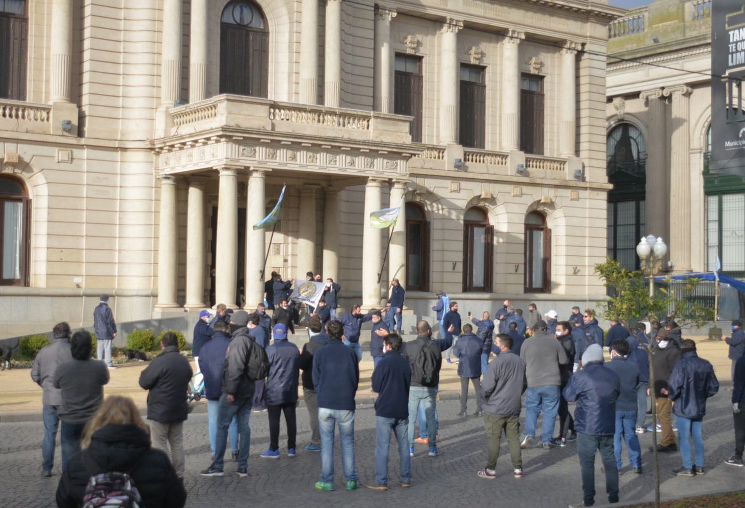 Sin acuerdo y en medio de un paro, choferes de colectivos se manifestaron en el Municipio