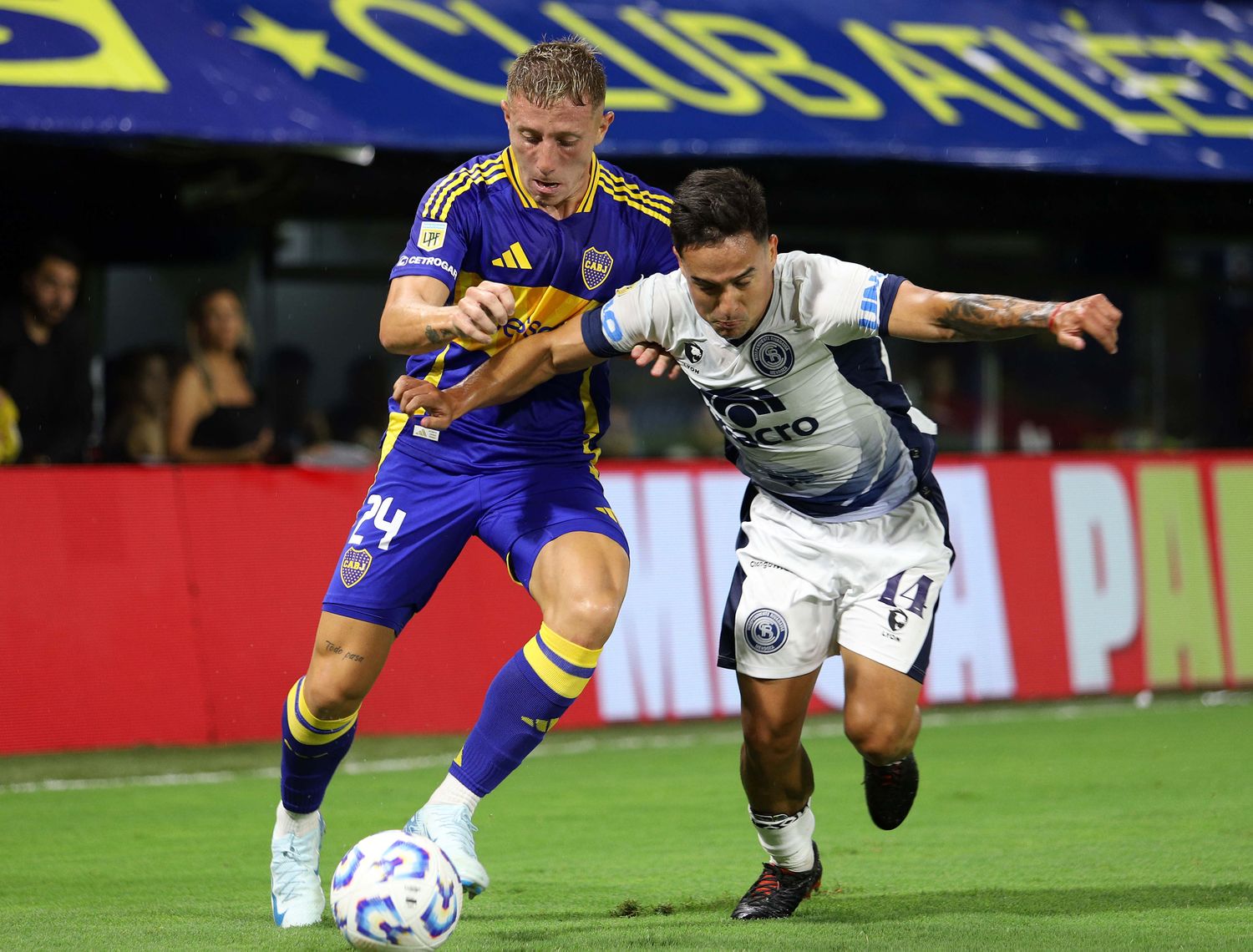 Barinaga y Gómez van por la pelota.