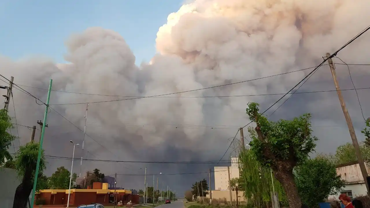 Continúa el humo en el norte bonaerense, pero el impacto es menor: cuándo se va