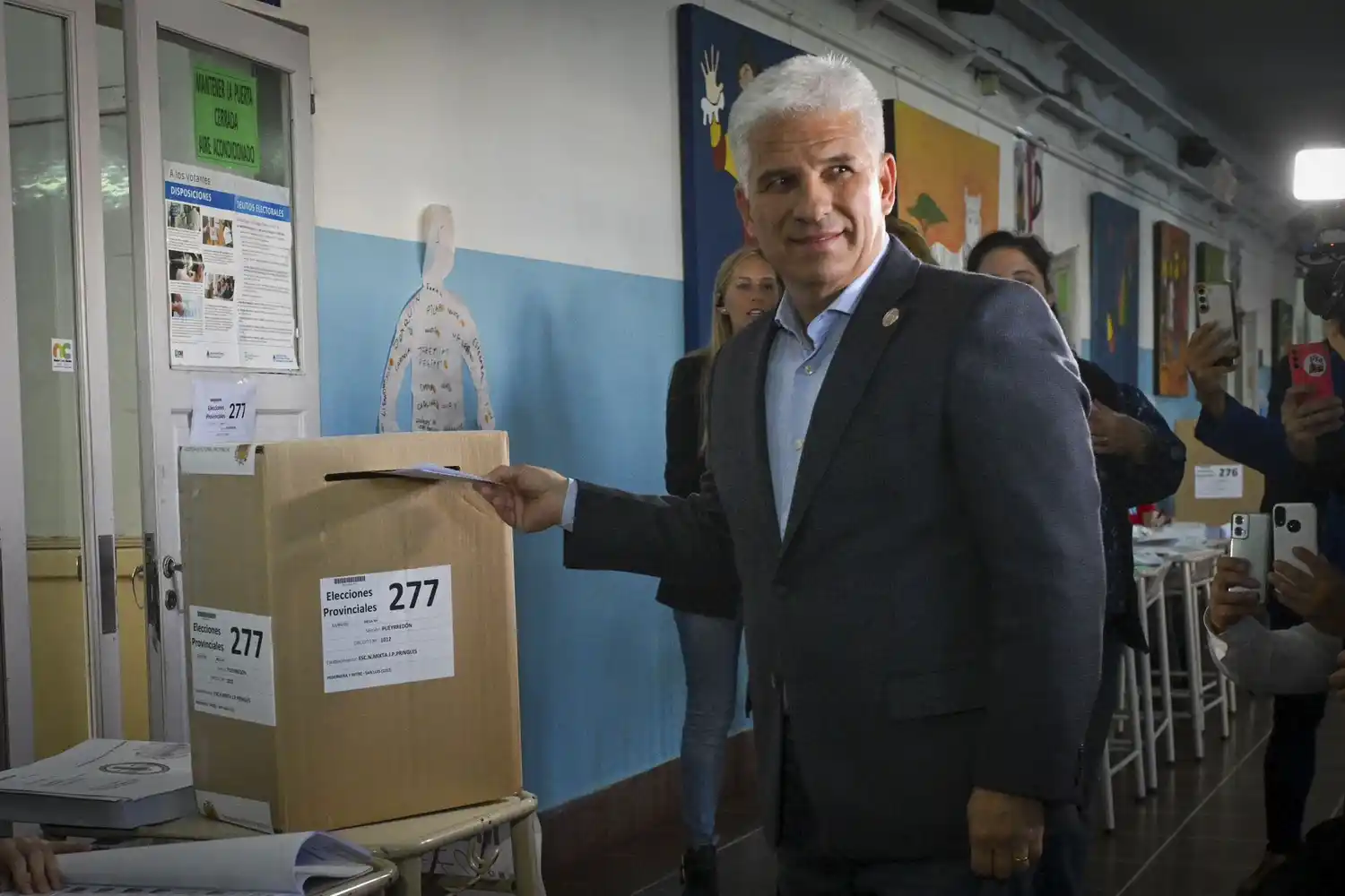 Claudio Poggi emite su voto en las elecciones legislativas de San Luis, donde el oficialismo provincial arrasó en las urnas y consolidó su dominio político.