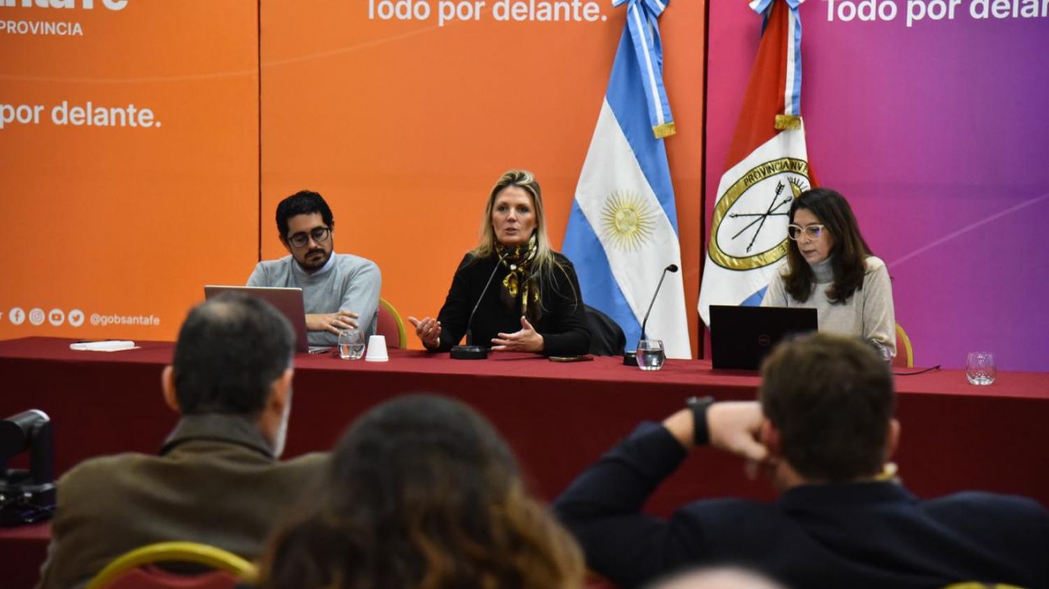 La secretaria de Energía, Verónica Gesse, presidió la actividad en la Sala Walsh de la Sede de Gobierno de Rosario.