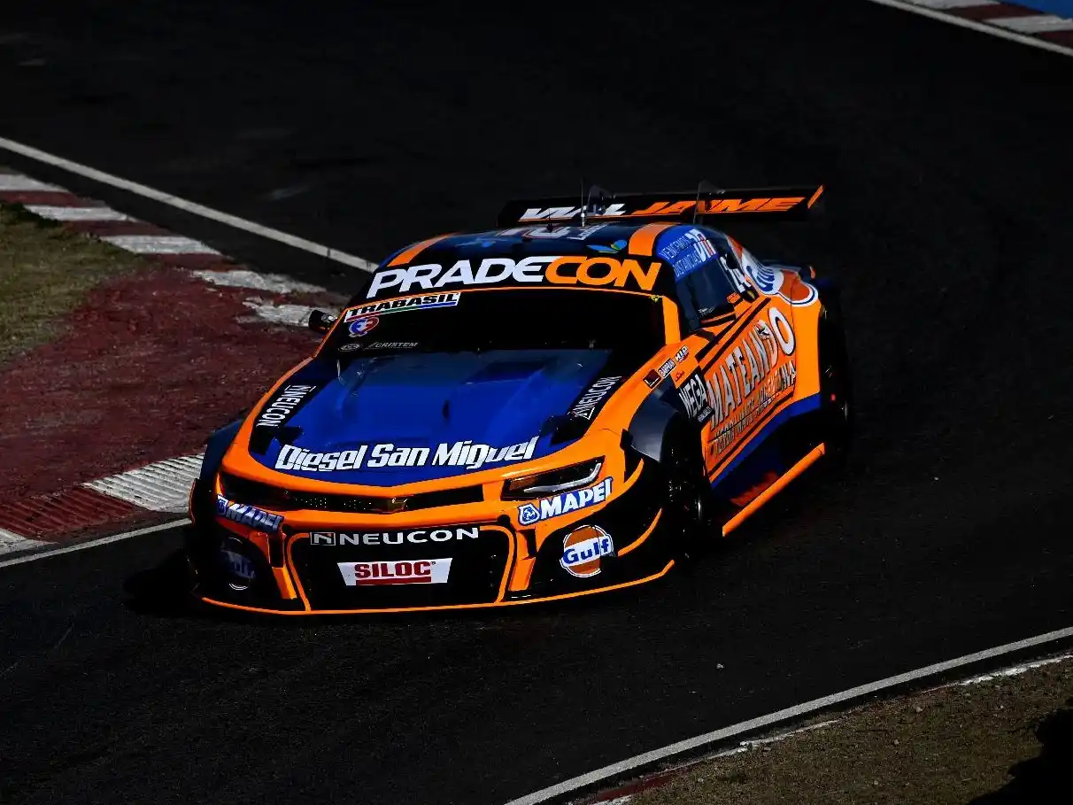 El auto de Christian Ledesma girando en Buenos Aires.