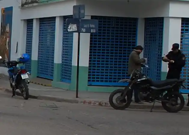 Un joven resultó lesionado al colisionar contra un auto