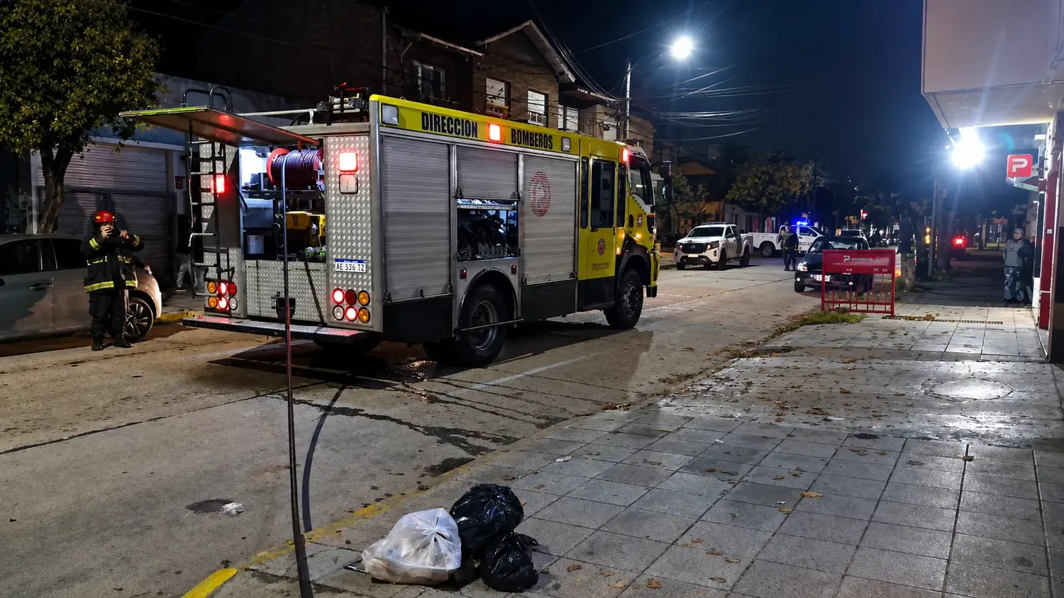 Los bomberos inspeccionaron también los dos departamentos situados en el primer piso para descartar daños estructurales o presencia de humo, constatando que ambos se encontraban sin novedades.