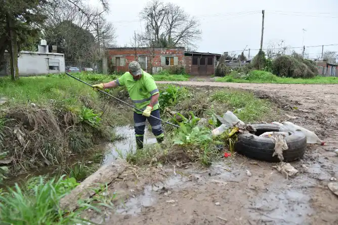 La limpieza de las zanjas es fundamental para la circulación del agua pluvial