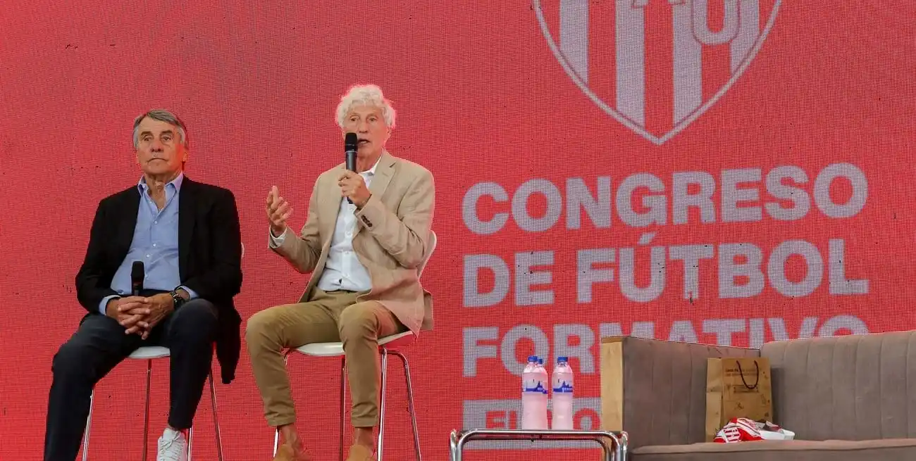 Hugo Tocalli y Néstor Pekerman en el Congreso de Fútbol Formativo de Unión. Crédito: Franco Perego