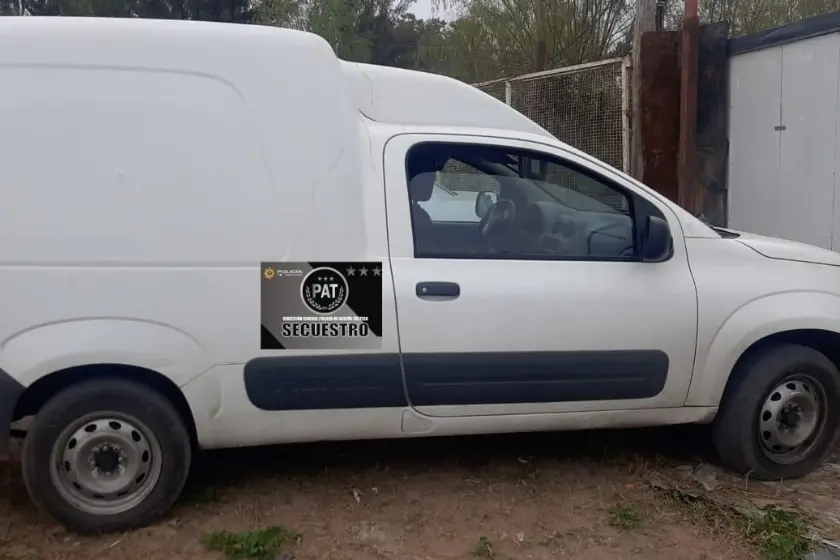 Robaron bebidas y fueron detenidos a bordo un vehículo con pedido de secuestro