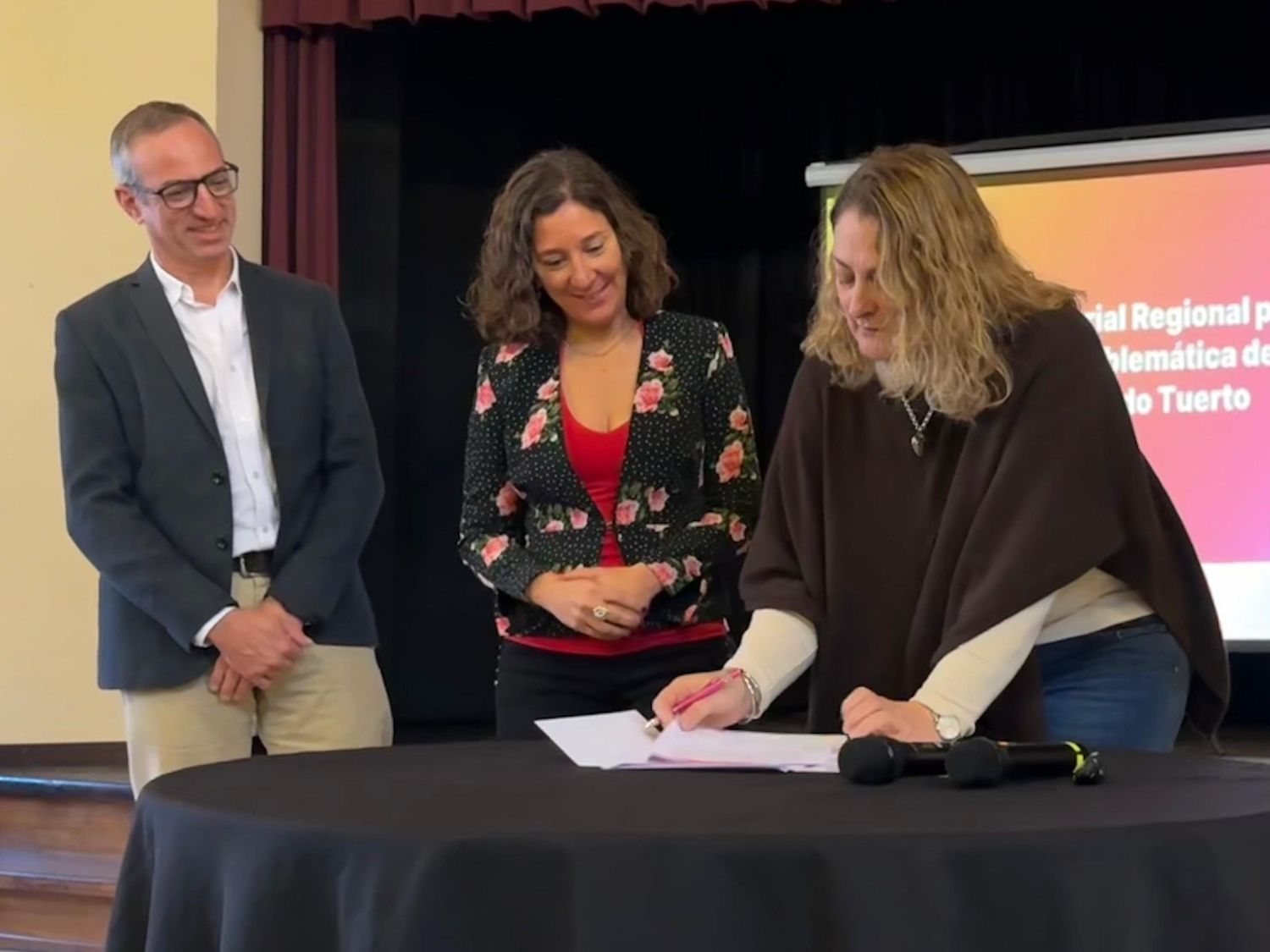 Leticia Di Gregorio (centro) junto a Sánchez de Bustamante y la ministra de Salud Silvia Ciancio.