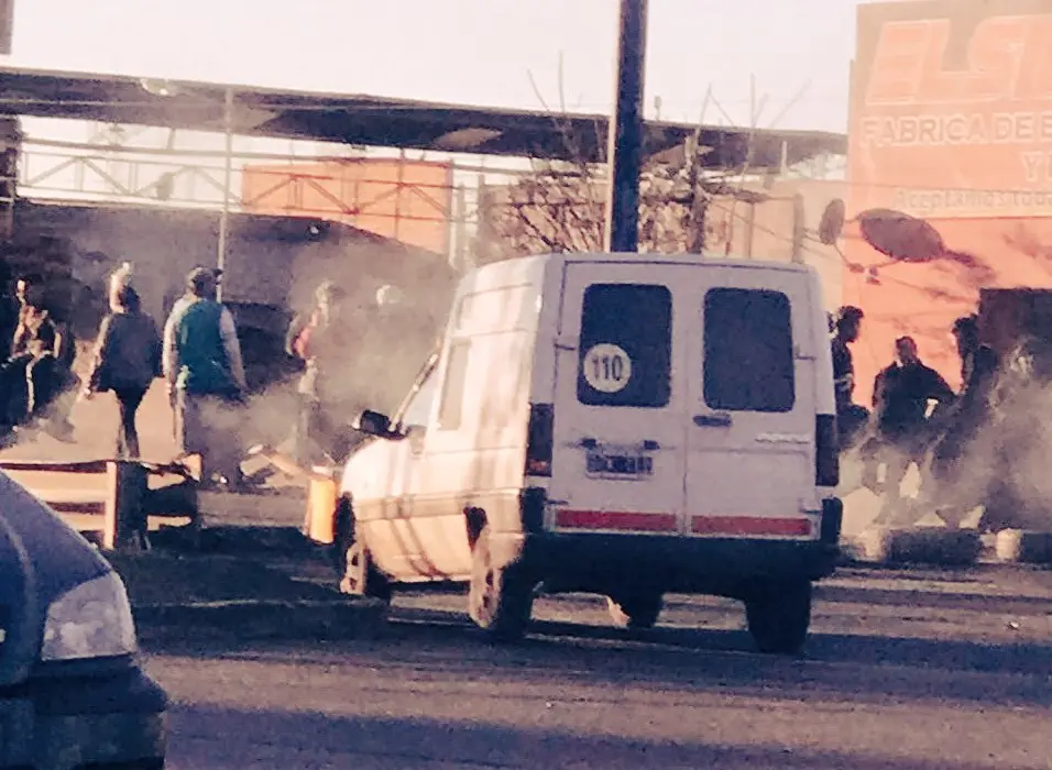 Cortaron Camino Negro y amenazaron a los automovilistas con armas de fuego