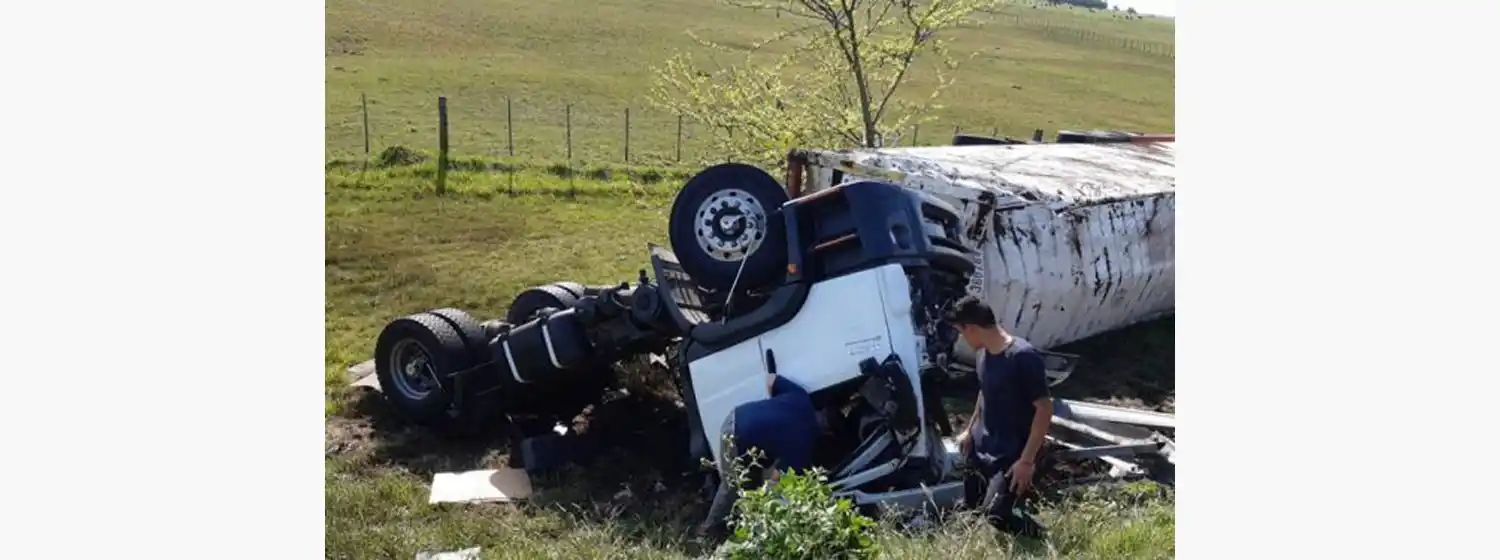 Un camión con carga refrigerada de una empresa marplatense volcó en la Ruta 2