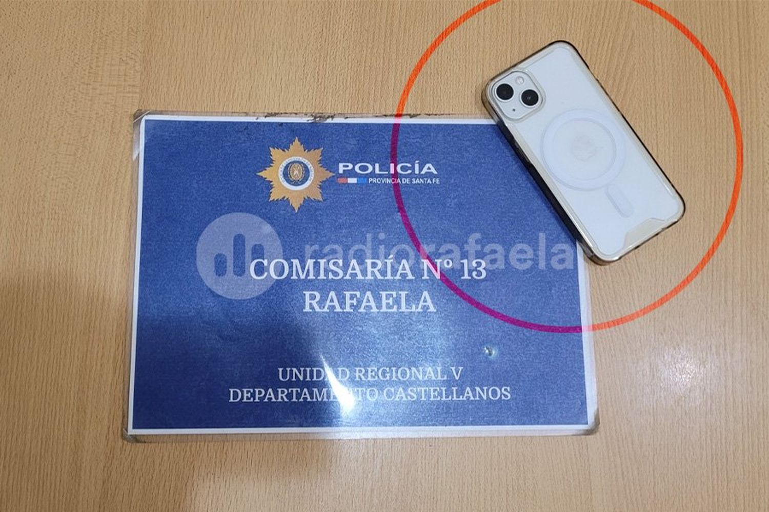 “Lo encontré debajo de la basura”: recuperaron un Iphone presuntamente robado