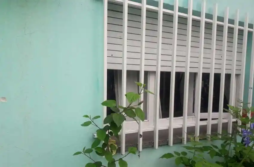 Más violencia en Rosario: balearon una casa en zona noroeste por segunda vez en un mes