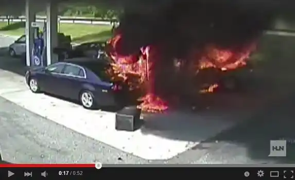 Video: No sólo se salvó de la explosión, sino que rescató a quien la causó