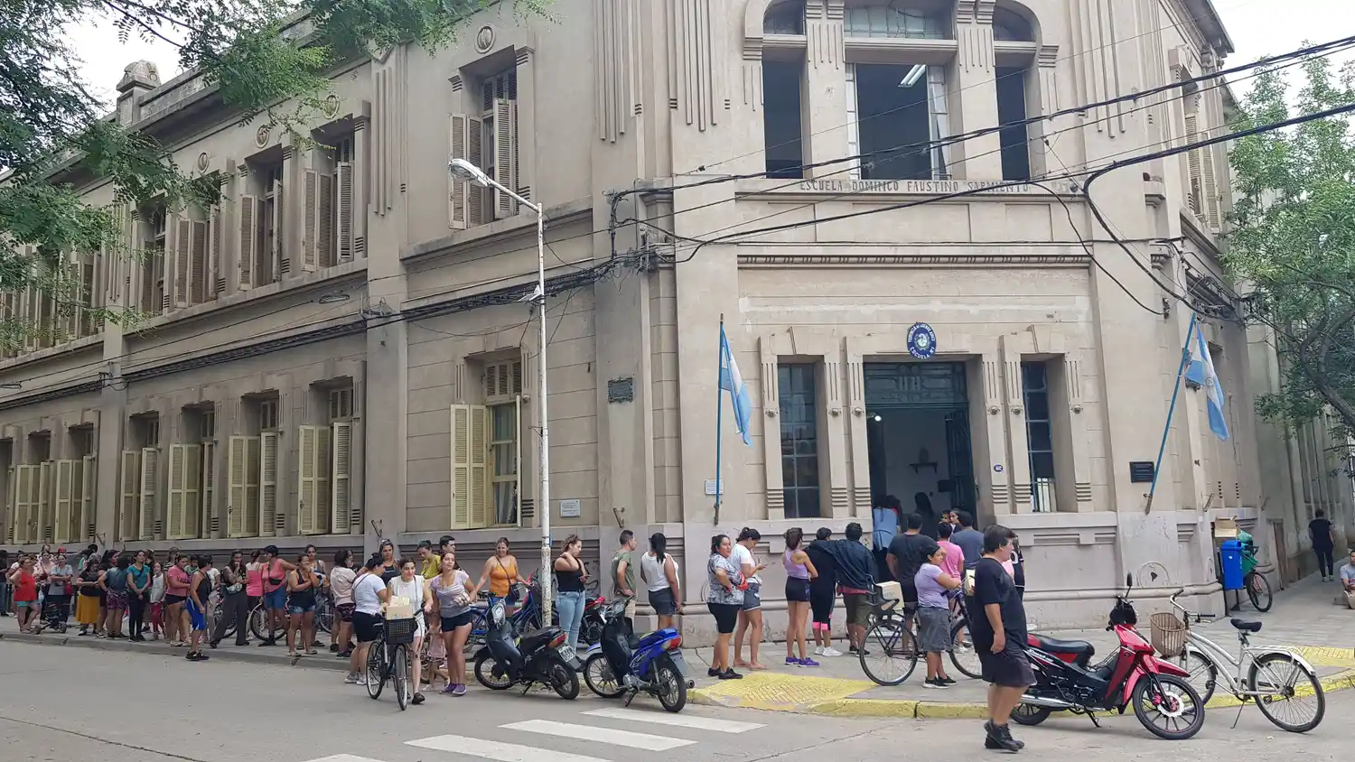caja mercadería escuela 1 marzo