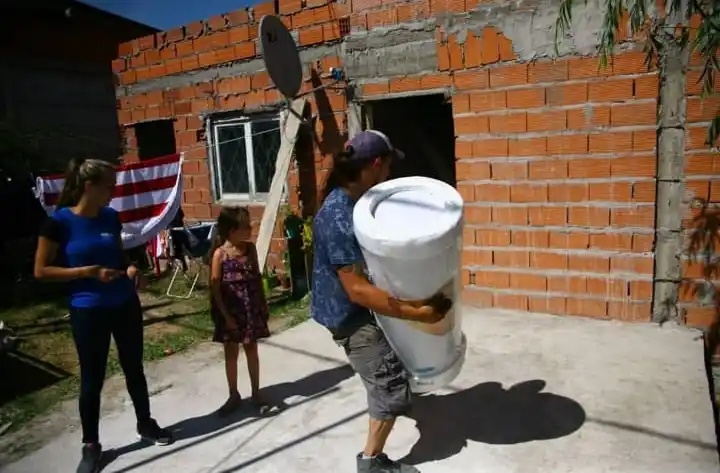 Entregaron 12 termotanques para familias de La Movediza