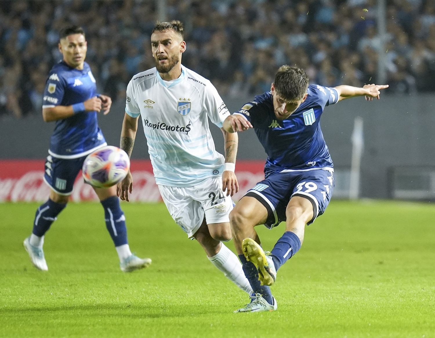 Atlético Tucumán aprovechó las limitaciones de Racing