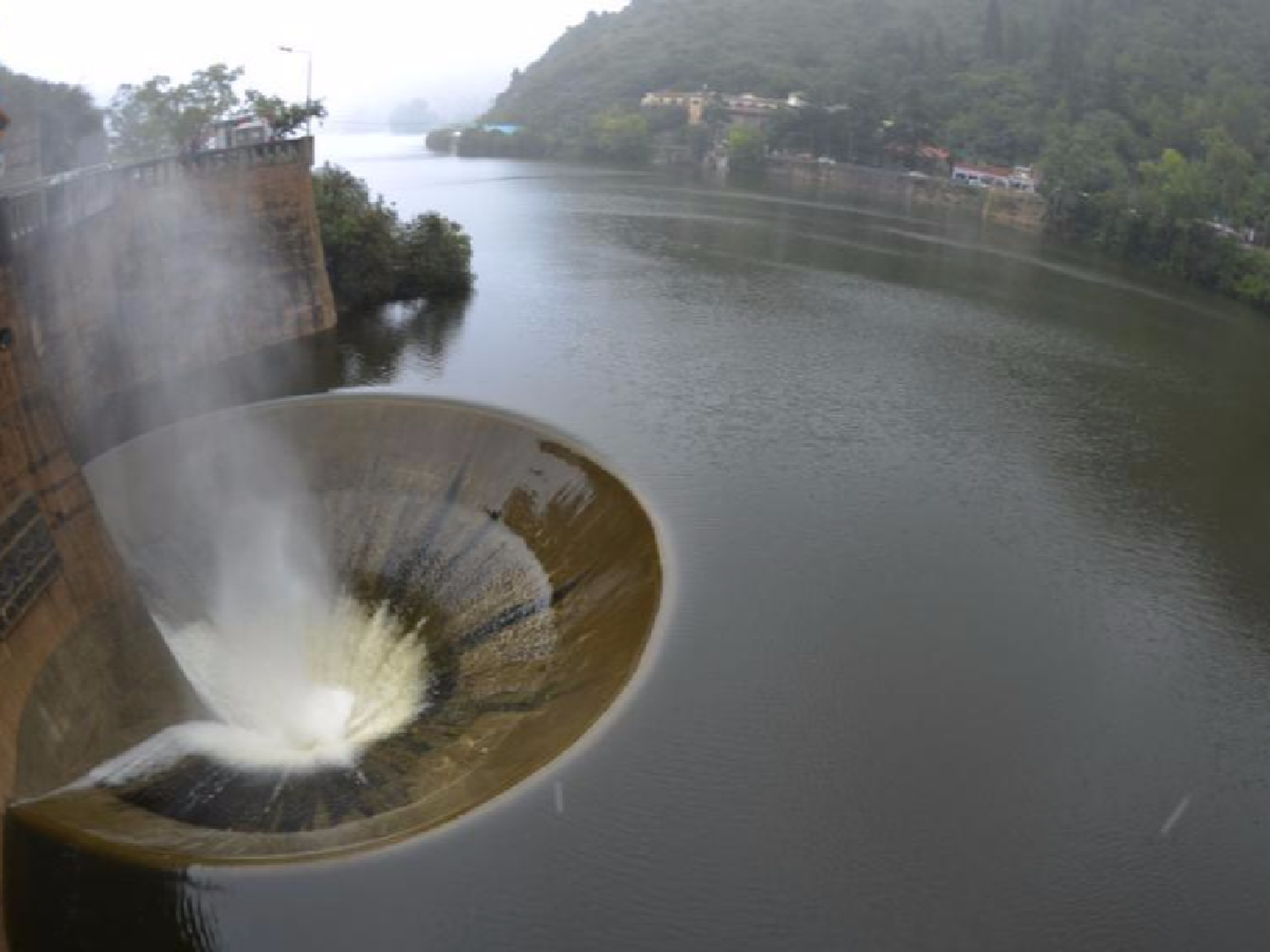 Por las lluvias, el agua pasa por el embudo del dique San Roque