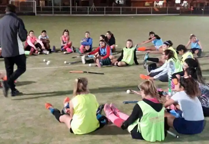 Se prepara la selección Sub-16 de hockey social para el Nacional