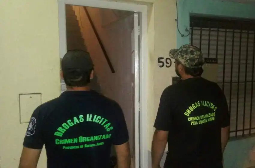 Detuvieron a cinco personas con armas y cocaína en una vivienda