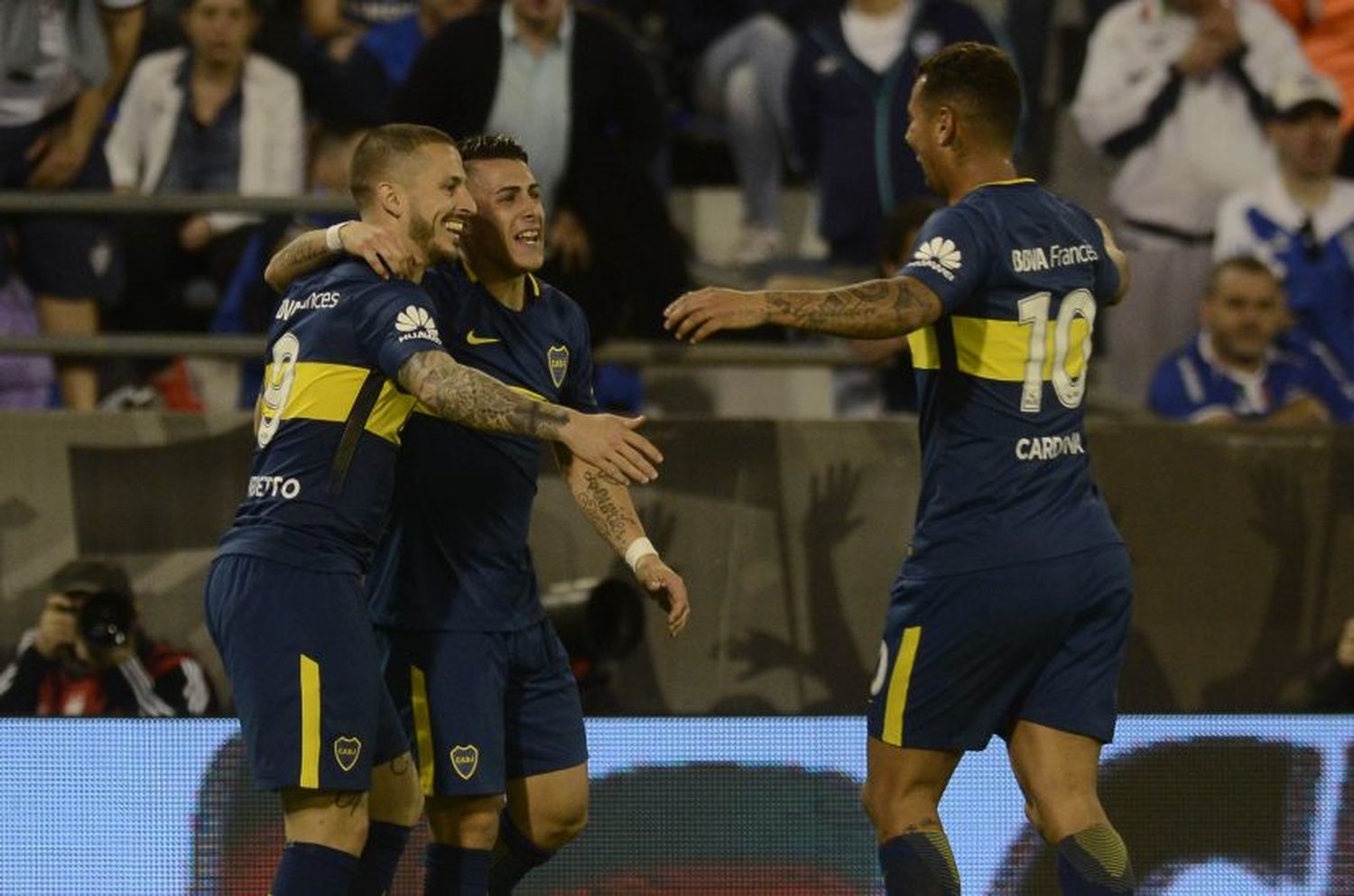 Boca único puntero al golear a Vélez