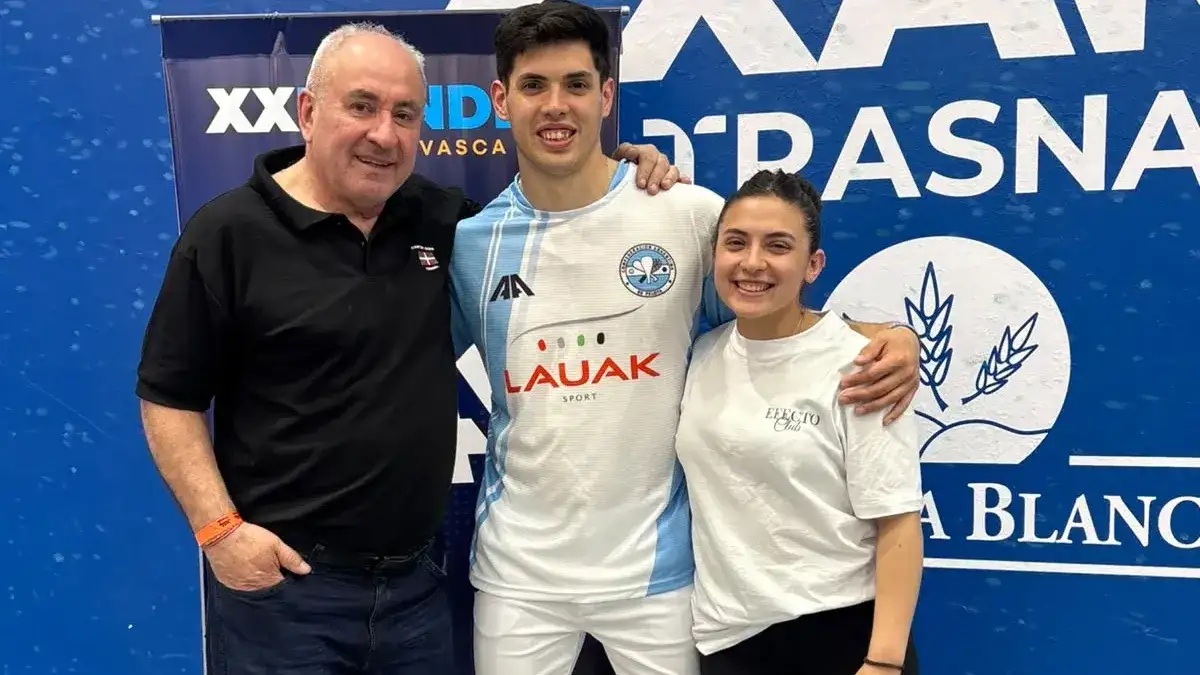 Ibarra, entre su padre "Cacho" y su hermana Manuela.