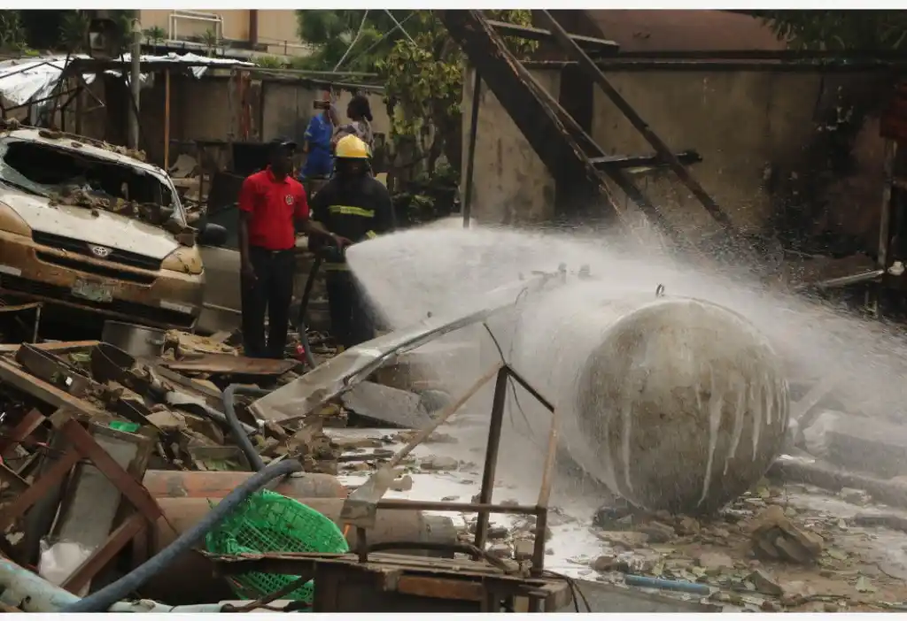 Nigeria: se derrumbó un edificio de 21 pisos en construcción