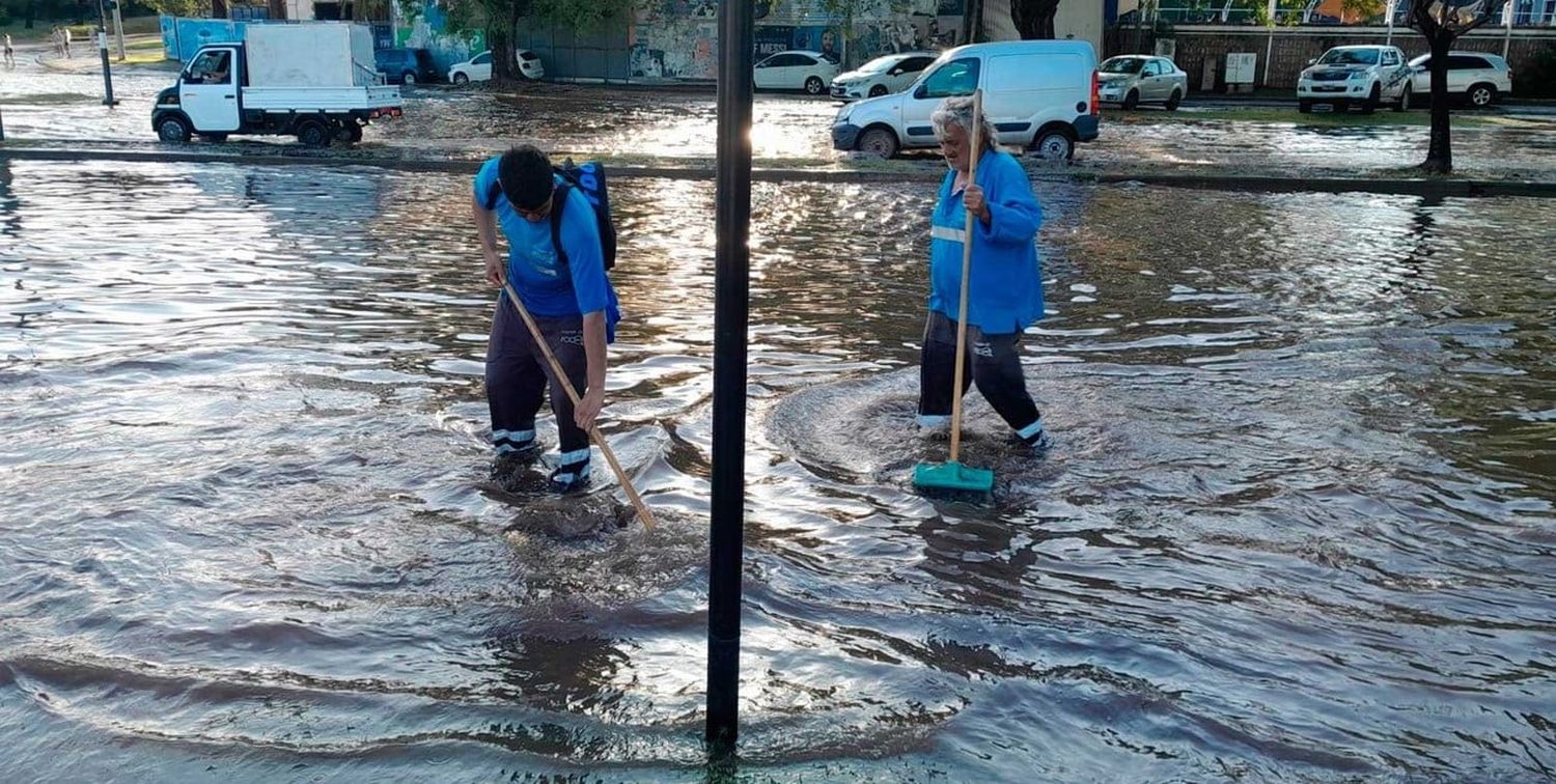 Cuadrillas municipales debieron trabajar para desobstruir alcantarillas y desagües.