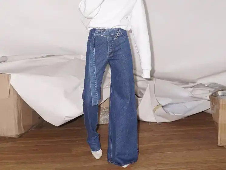 WTF(ashion)! Una tienda cobra 462 dólares por un jean asimétrico: ¿lo usarías?