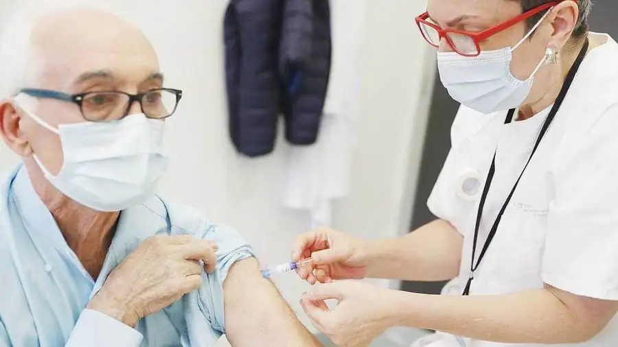 Adultos mayores desde 77 años en adelante 
pueden recibir su dosis de vacuna antigripal