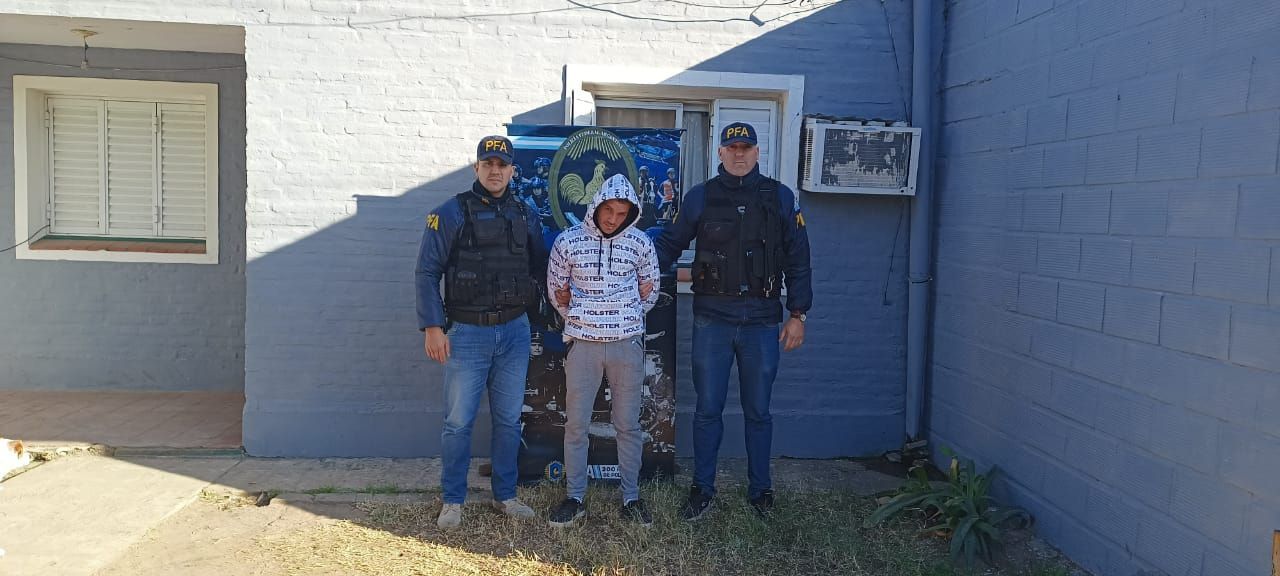 Detuvieron en Fray Luis Beltrán a un hombre buscado por intentar tirar a un nene de 4 años por el pulmón de un edificio