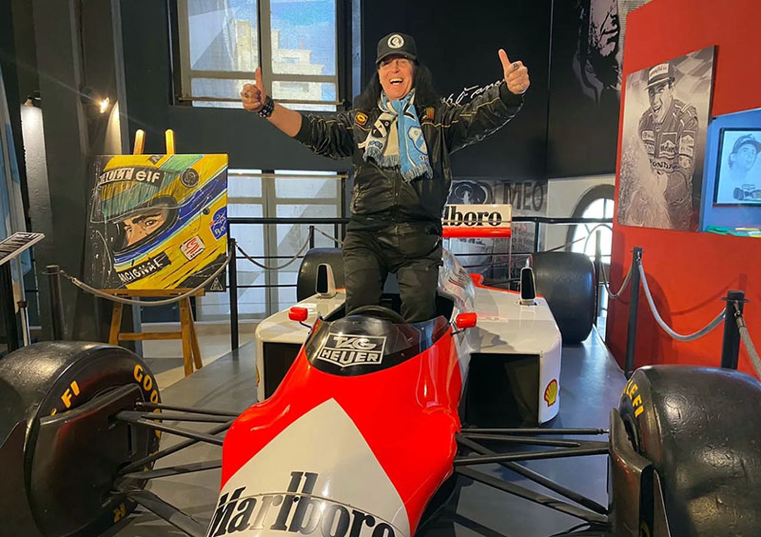 El primer cantante de ACDC, visitó el Museo Fangio