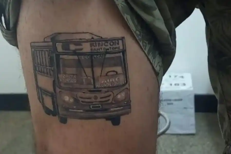 Se tatuó el colectivo en el que viajó toda la vida a su casa y se hizo viral: “Verlo venir me hacía feliz”