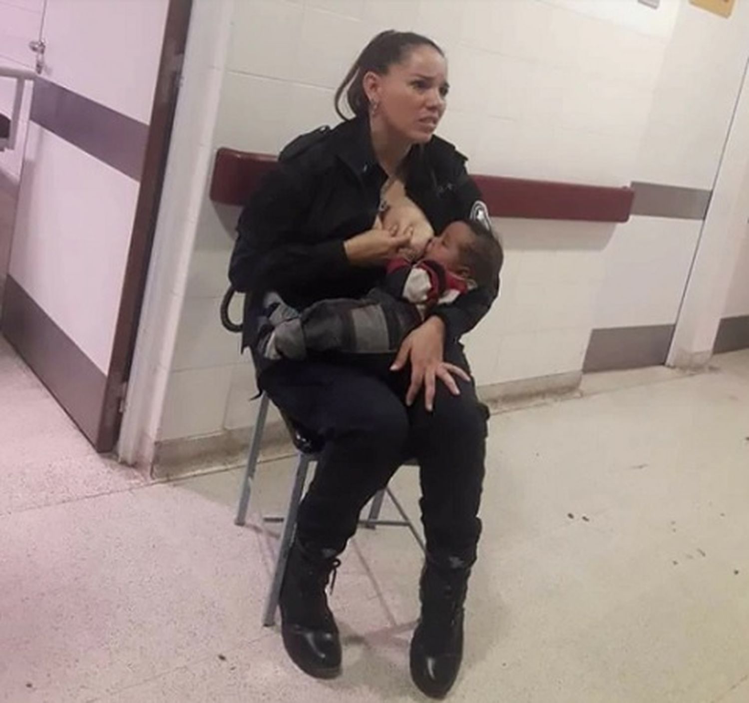 Es viral: Policía amamantó a un bebé en un Hospital de La Plata