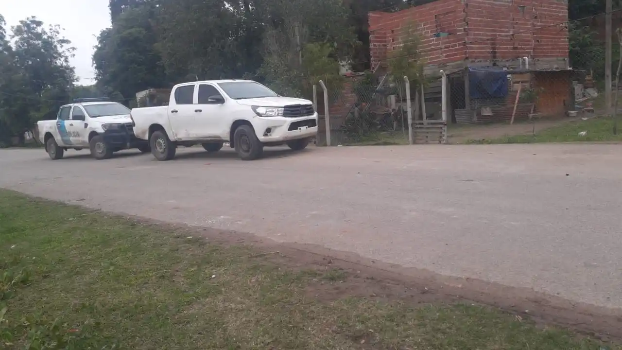 En la tarde del martes allanaron la casa de la familia Zacarìas. Su hermana pide que le quiten las esposas mientras estè internado.